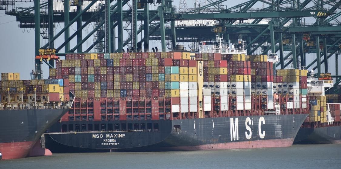 De 'MSC Maxine' (9.411 teu) aan de MSC PSA European Terminal (MPET)